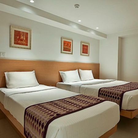 Hotel Leafio-Near Airport Bombaim Exterior foto