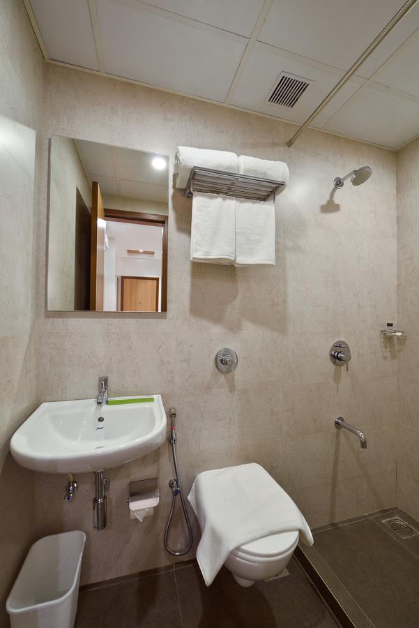Hotel Leafio-Near Airport Bombaim Exterior foto